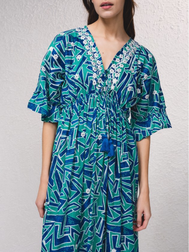 Vestido comprido fludo com bordados
