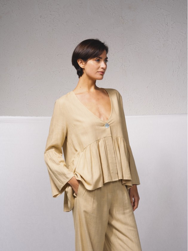 Blusa em mistura de linho com folhos