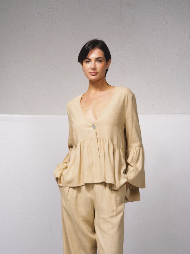 Blusa em mistura de linho com folhos