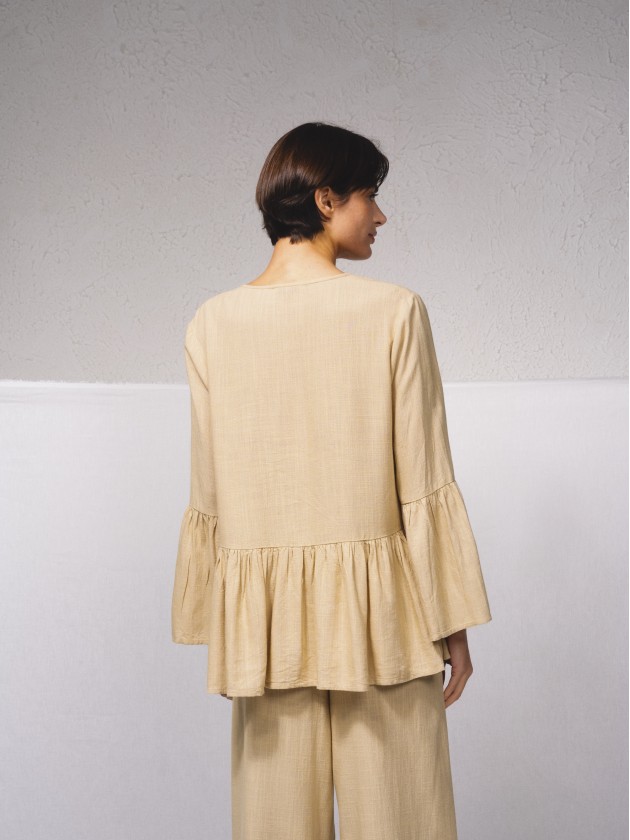 Blusa em mistura de linho com folhos