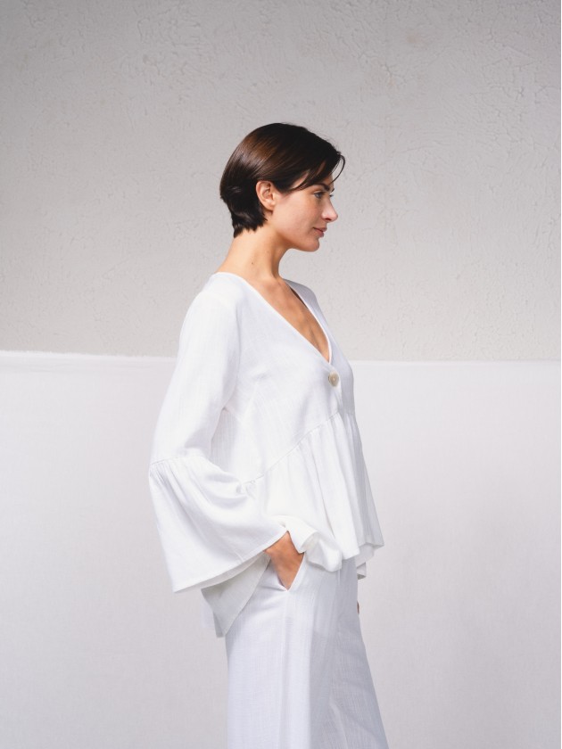 Blusa em mistura de linho com folhos