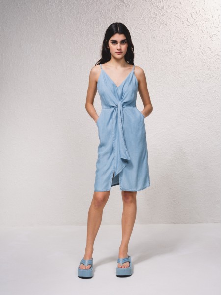 Vestido em tencel com lao