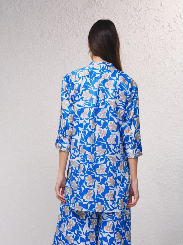 Blusa comprida acetinada e estampada