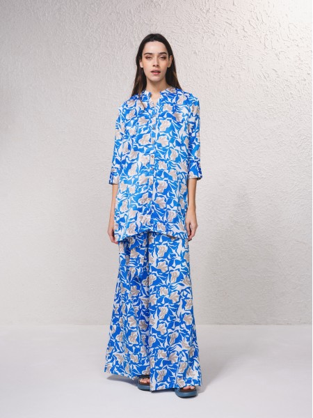 Blusa comprida acetinada e estampada