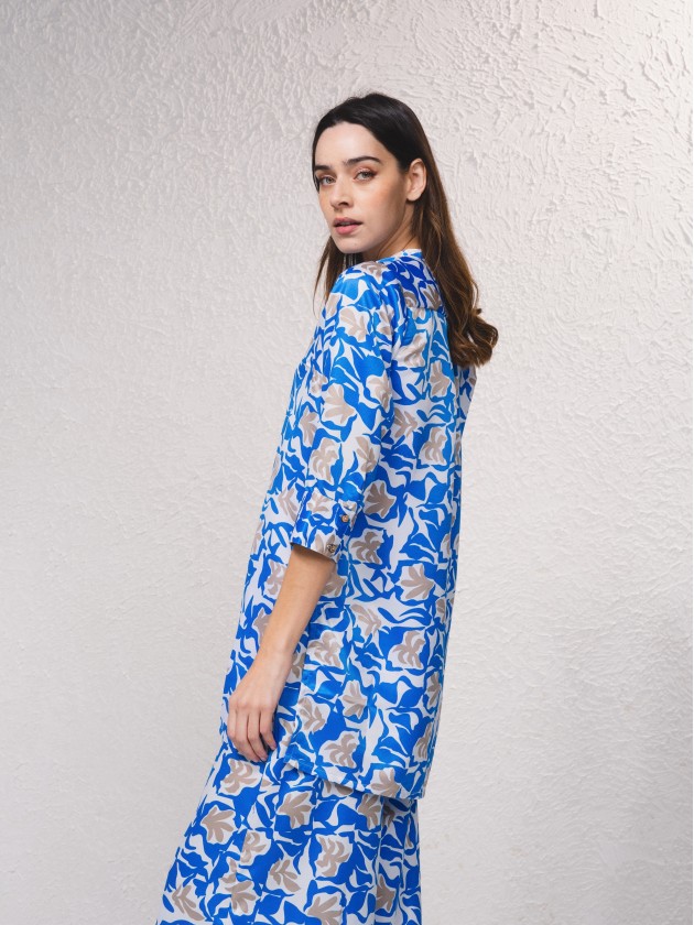 Blusa comprida acetinada e estampada