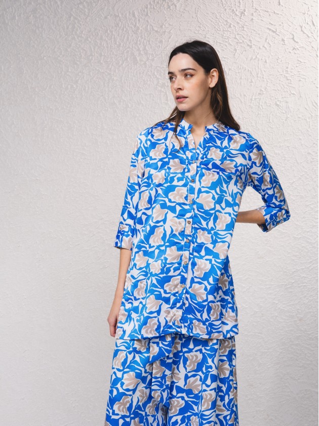Blusa comprida acetinada e estampada