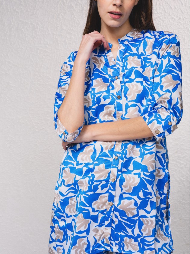 Blusa comprida acetinada e estampada