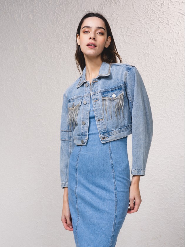 Denim jacket with applications on the pockets