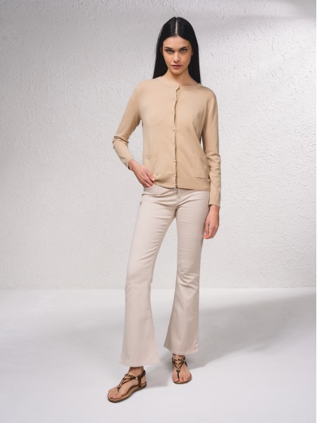 Manteau basique en maille avec boutons en perles