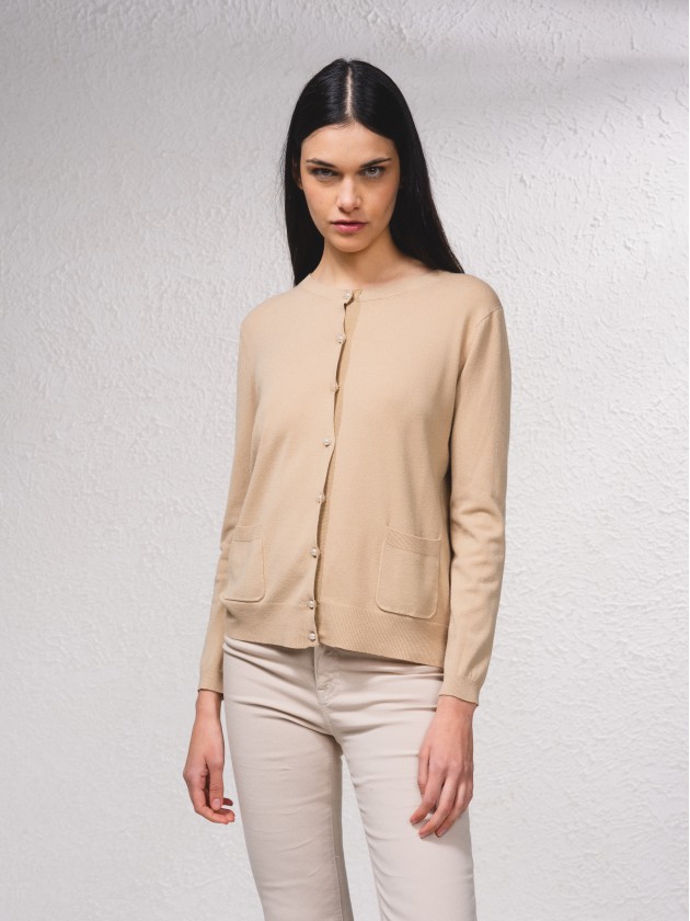 Manteau basique en maille avec boutons en perles
