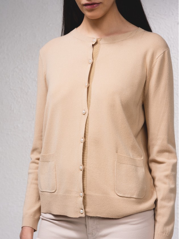 Manteau basique en maille avec boutons en perles