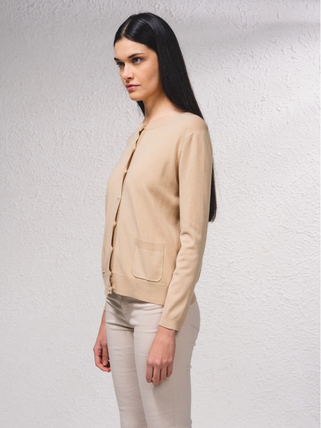 Manteau basique en maille avec boutons en perles