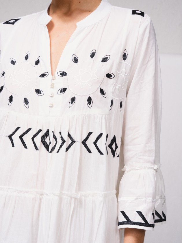 Vestido em mistura de linho com bordados nas mangas