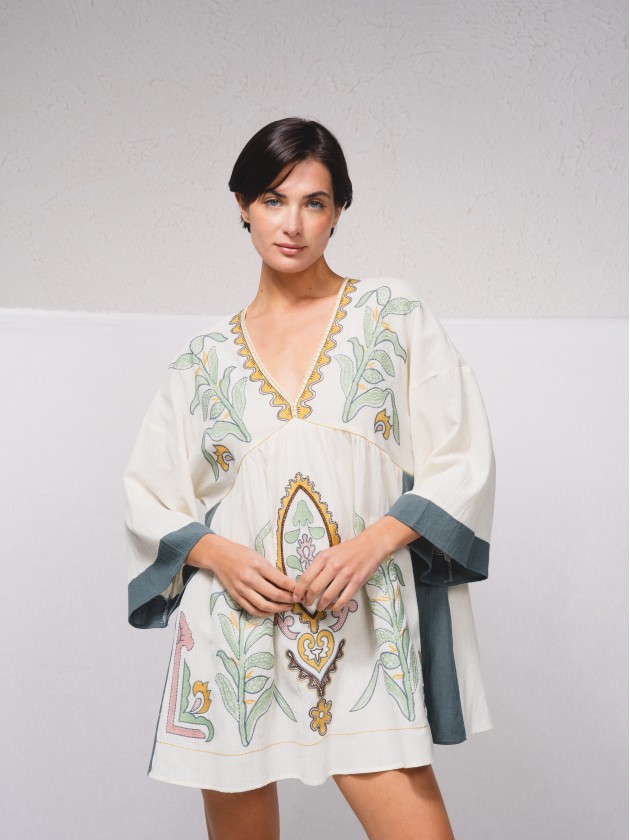 Robe courte avec broderie