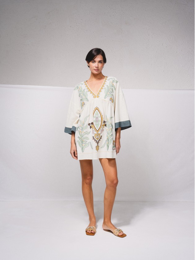 Robe courte avec broderie
