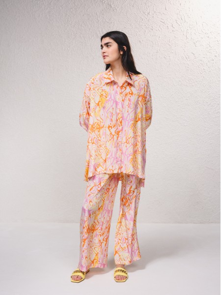 Vestido camiseiro acetinado com estampado