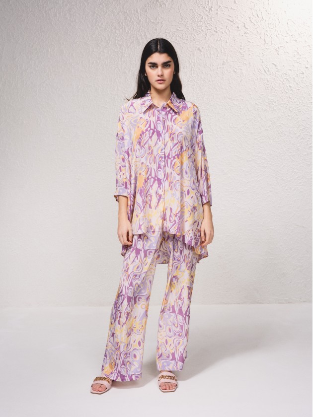 Vestido camiseiro acetinado com estampado