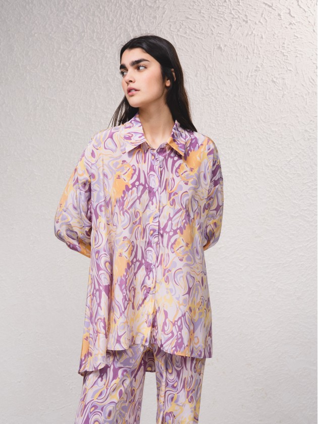 Vestido camiseiro acetinado com estampado