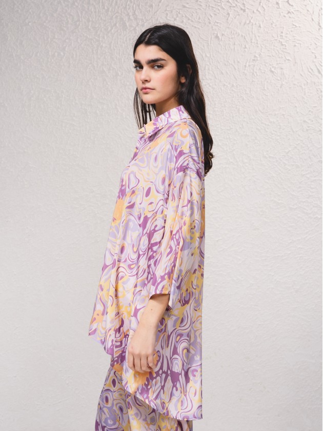 Vestido camiseiro acetinado com estampado