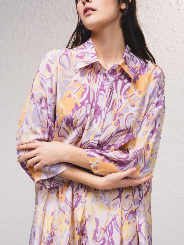 Vestido camiseiro acetinado com estampado