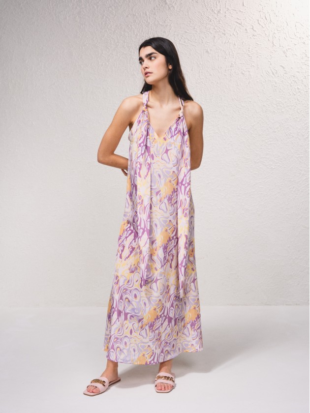 Vestido acetinado com decote em v
