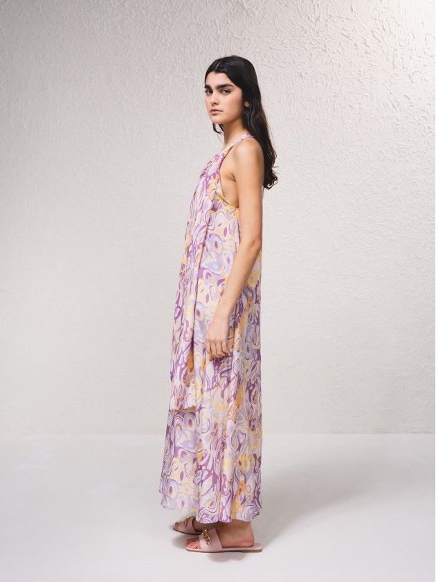 Vestido acetinado com decote em v