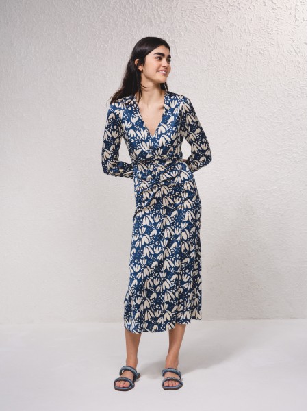 Vestido estampado acetinado com franzido