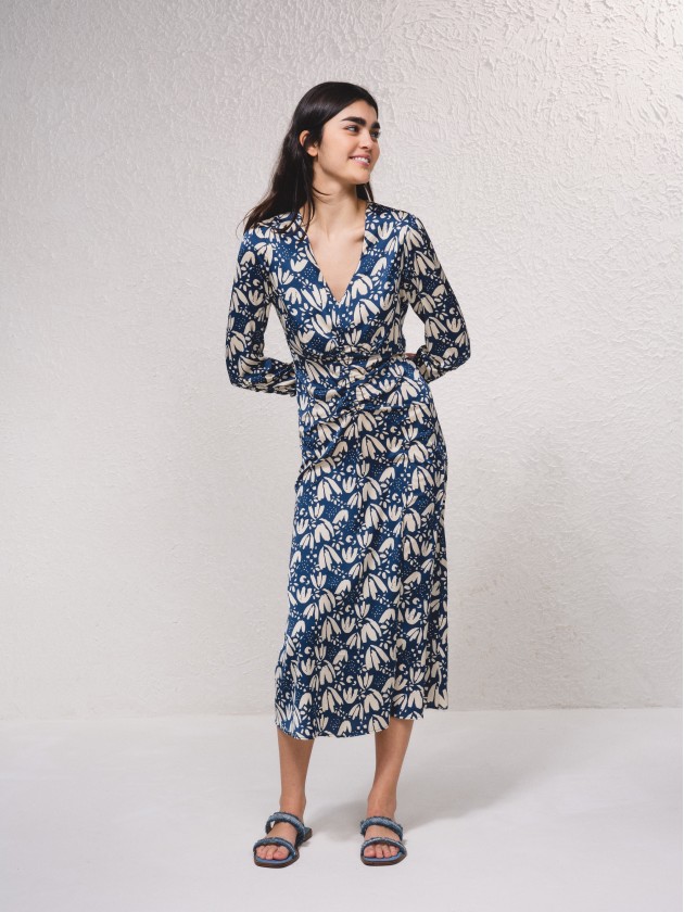 Vestido estampado acetinado com franzido