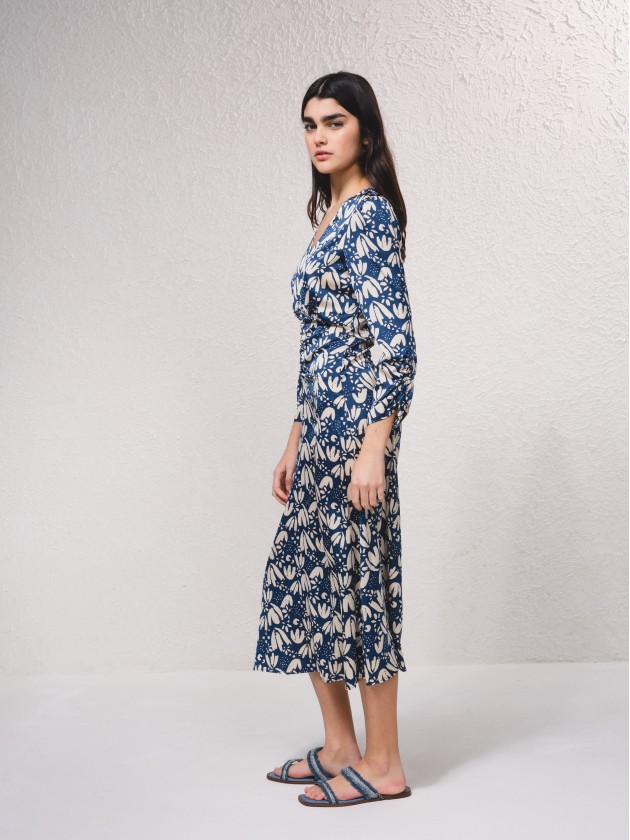 Vestido estampado acetinado com franzido