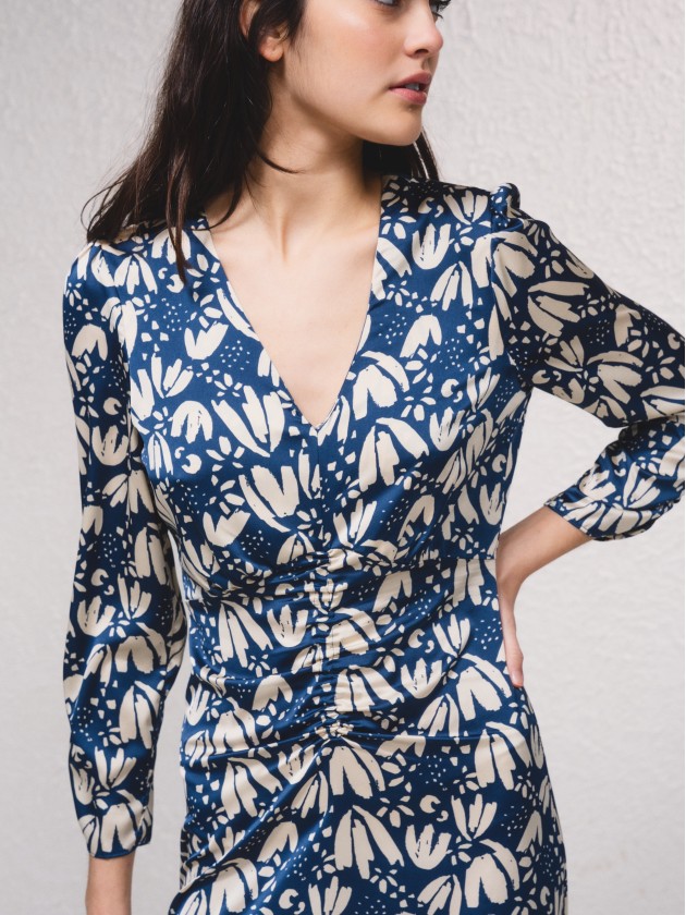 Vestido estampado acetinado com franzido