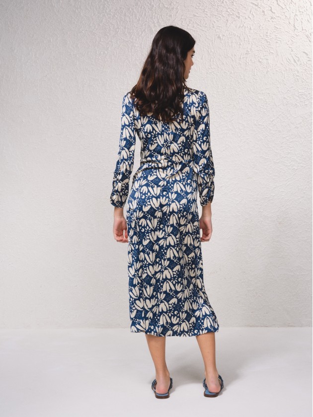 Vestido estampado acetinado com franzido