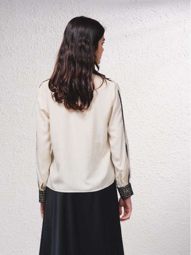 Blusa com detalhes