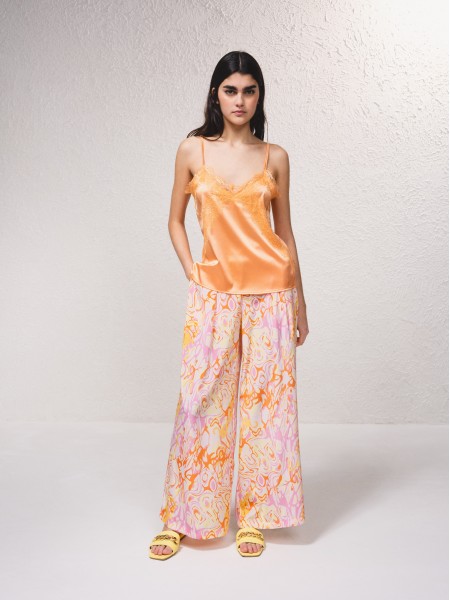 Top en satin avec dtails en dentelle