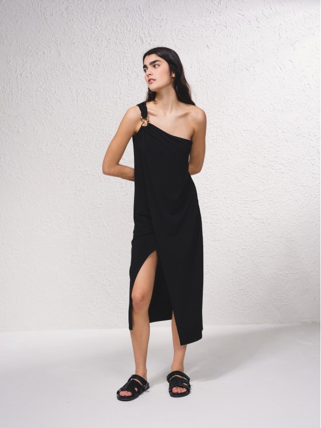 Vestido assimtrico com abertura
