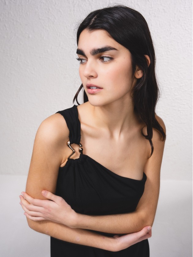 Vestido assimtrico com abertura
