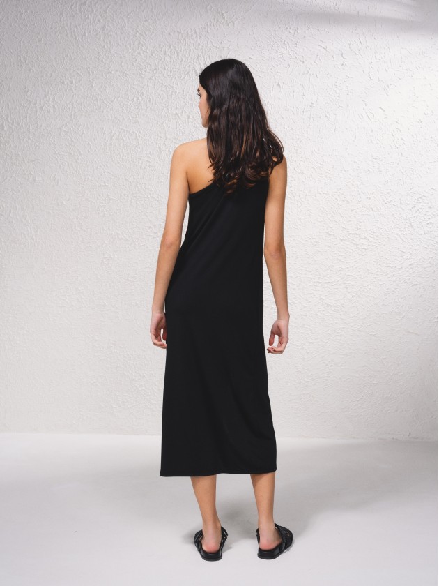 Vestido assimtrico com abertura