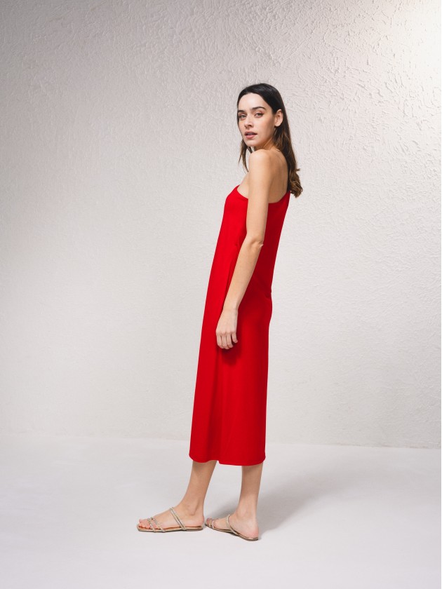 Vestido assimtrico com abertura