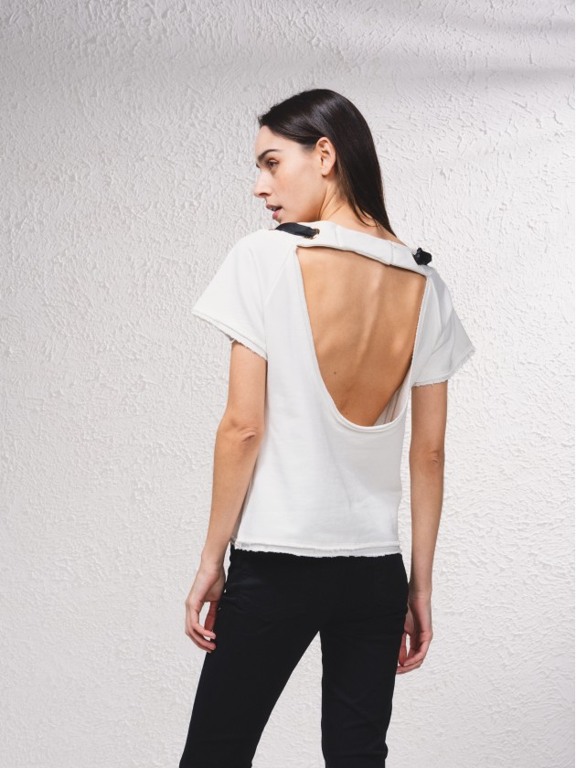 Camisola com abertura nas costas
