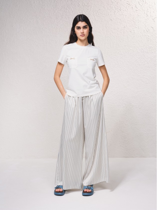 T-shirt com bolsos e aplicao de correntes