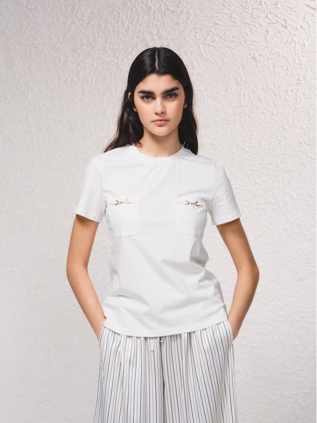 T-shirt com bolsos e aplicao de correntes