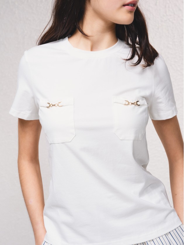 T-shirt com bolsos e aplicao de correntes