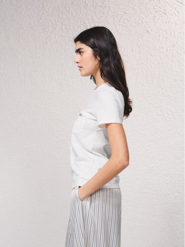 T-shirt com bolsos e aplicao de correntes