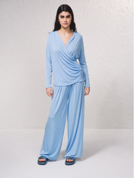 Blusa cruzada de tecido brilhante