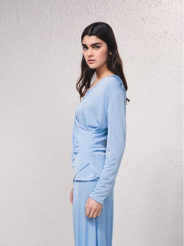 Blusa cruzada de tecido brilhante