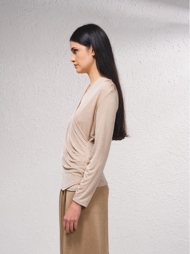Blusa cruzada de tecido brilhante