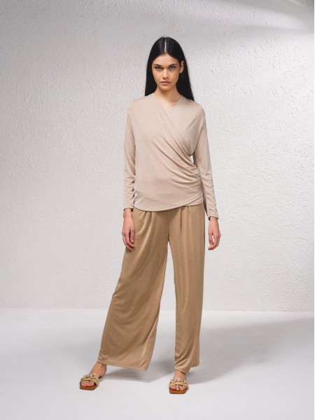 Blusa cruzada de tecido brilhante