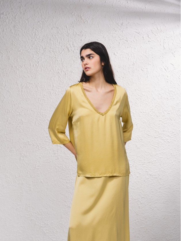 Blusa acetinada com aplicao no decote