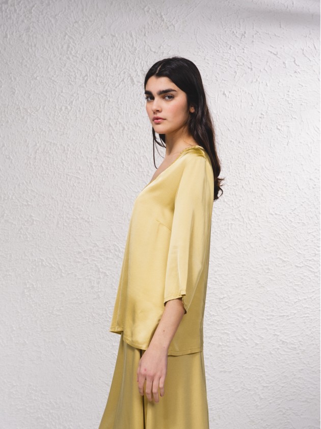 Blusa acetinada com aplicao no decote