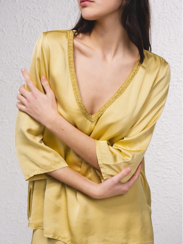 Blusa acetinada com aplicao no decote