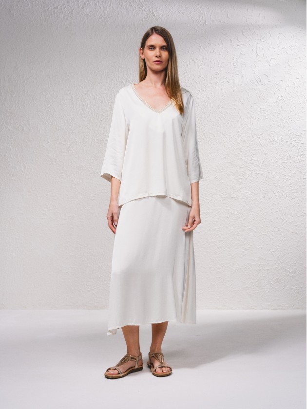 Blusa acetinada com aplicao no decote